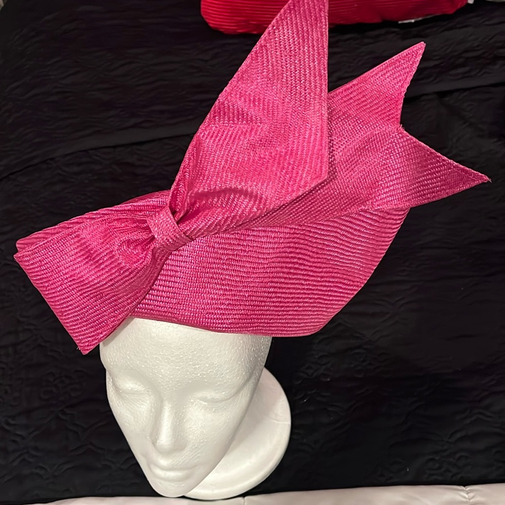 Pink church/derby hat with bow detail 👒